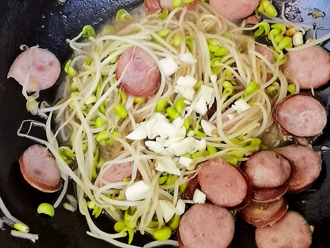 1根香腸1份豆芽隨便1炒，簡單美味又下飯的做法-咸鮮味炒菜譜