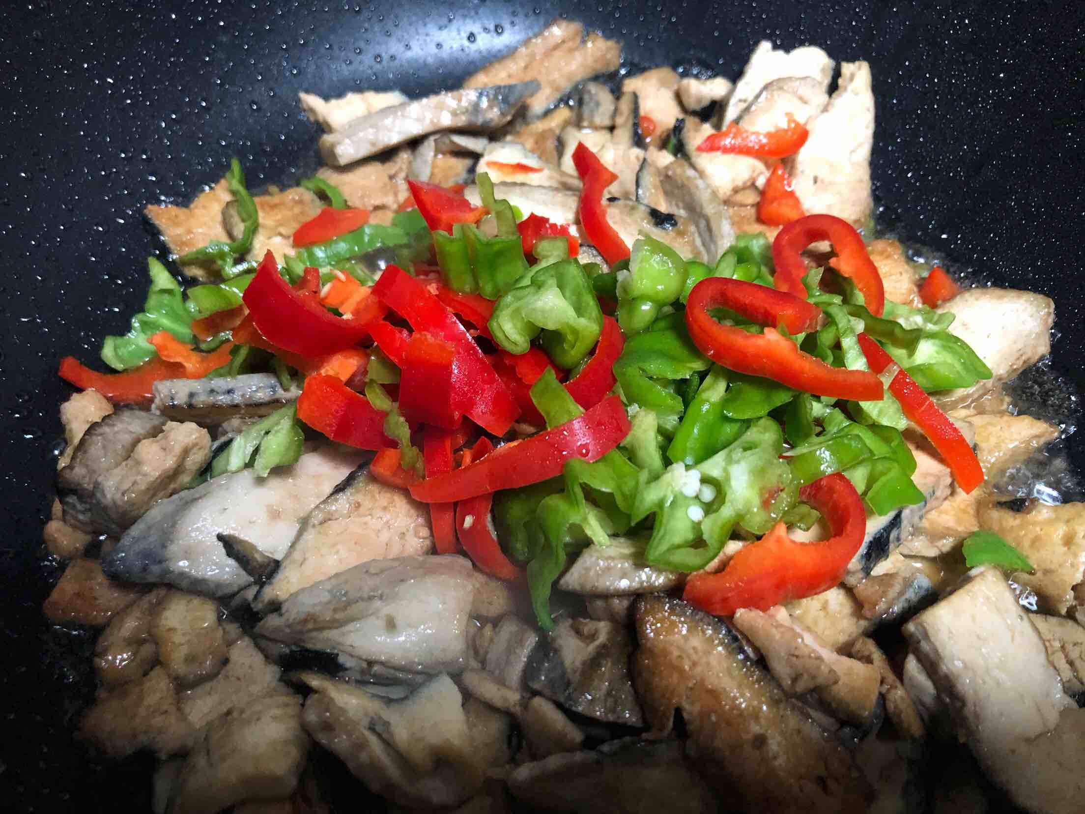 雙椒臭豆腐的做法-家常味炒菜譜