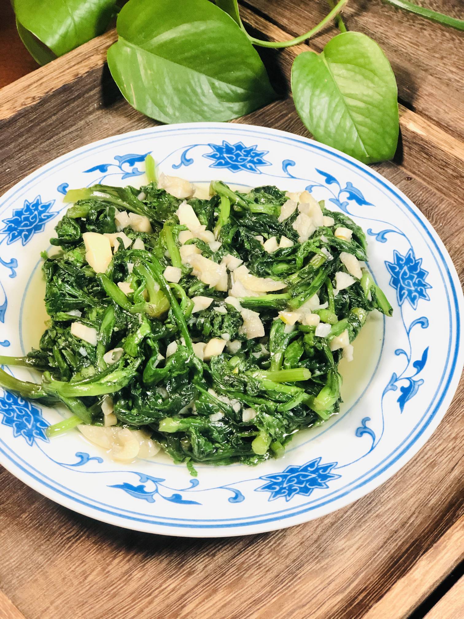蒜泥茼蒿的做法-家常味炒菜譜-易網(wǎng)健康養(yǎng)生網(wǎng) 蒜泥茼蒿的做法-家常味炒菜譜