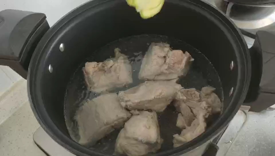 濃濃東北味的酸菜燉大骨的做法-咸鮮味煮菜譜-易網健康養生網 濃濃東北味的酸菜燉大骨的做法-咸鮮味煮菜譜