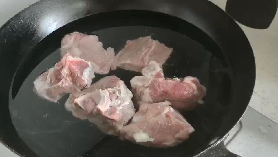 濃濃東北味的酸菜燉大骨的做法-咸鮮味煮菜譜-易網<a href=http://m.aoa7937.com/ target=_blank class=infotextkey>健康養生</a>網 濃濃東北味的酸菜燉大骨的做法-咸鮮味煮菜譜