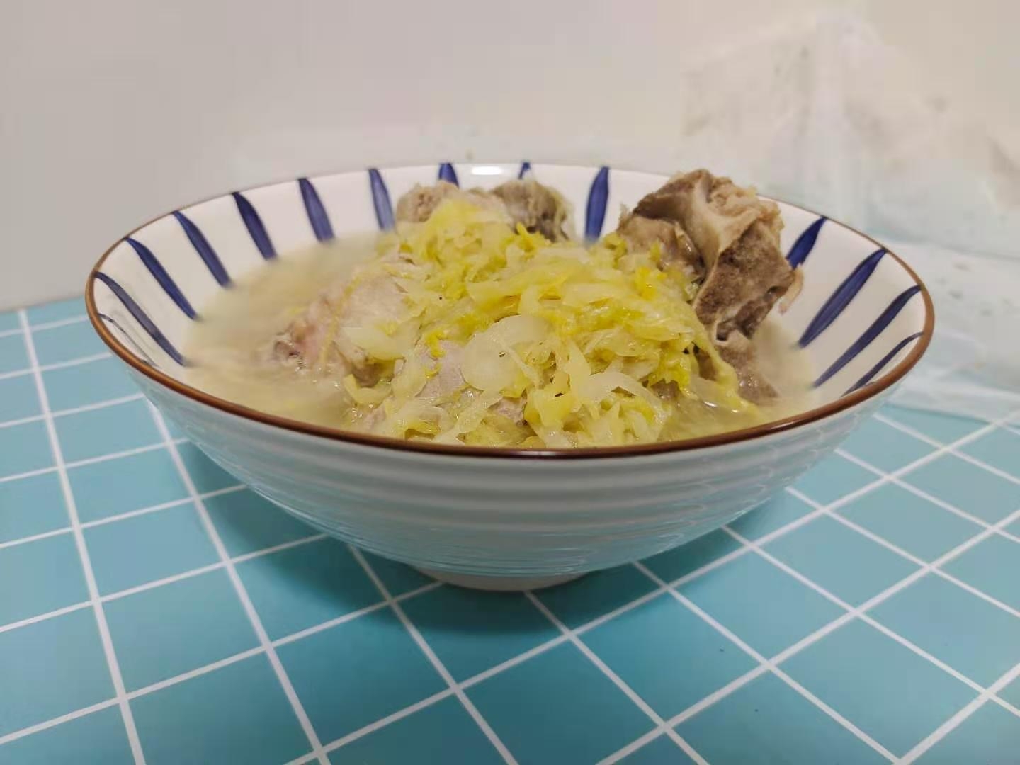 濃濃東北味的酸菜燉大骨的做法-咸鮮味煮菜譜