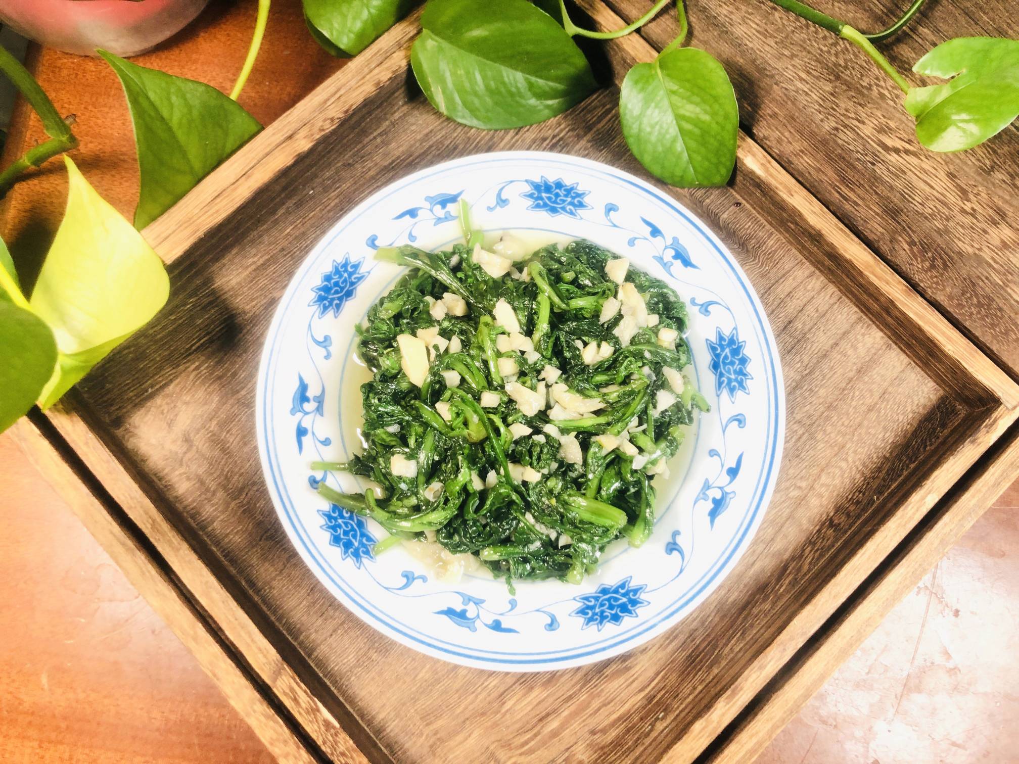 蒜泥茼蒿的做法-家常味炒菜譜-易網(wǎng)健康養(yǎng)生網(wǎng) 蒜泥茼蒿的做法-家常味炒菜譜
