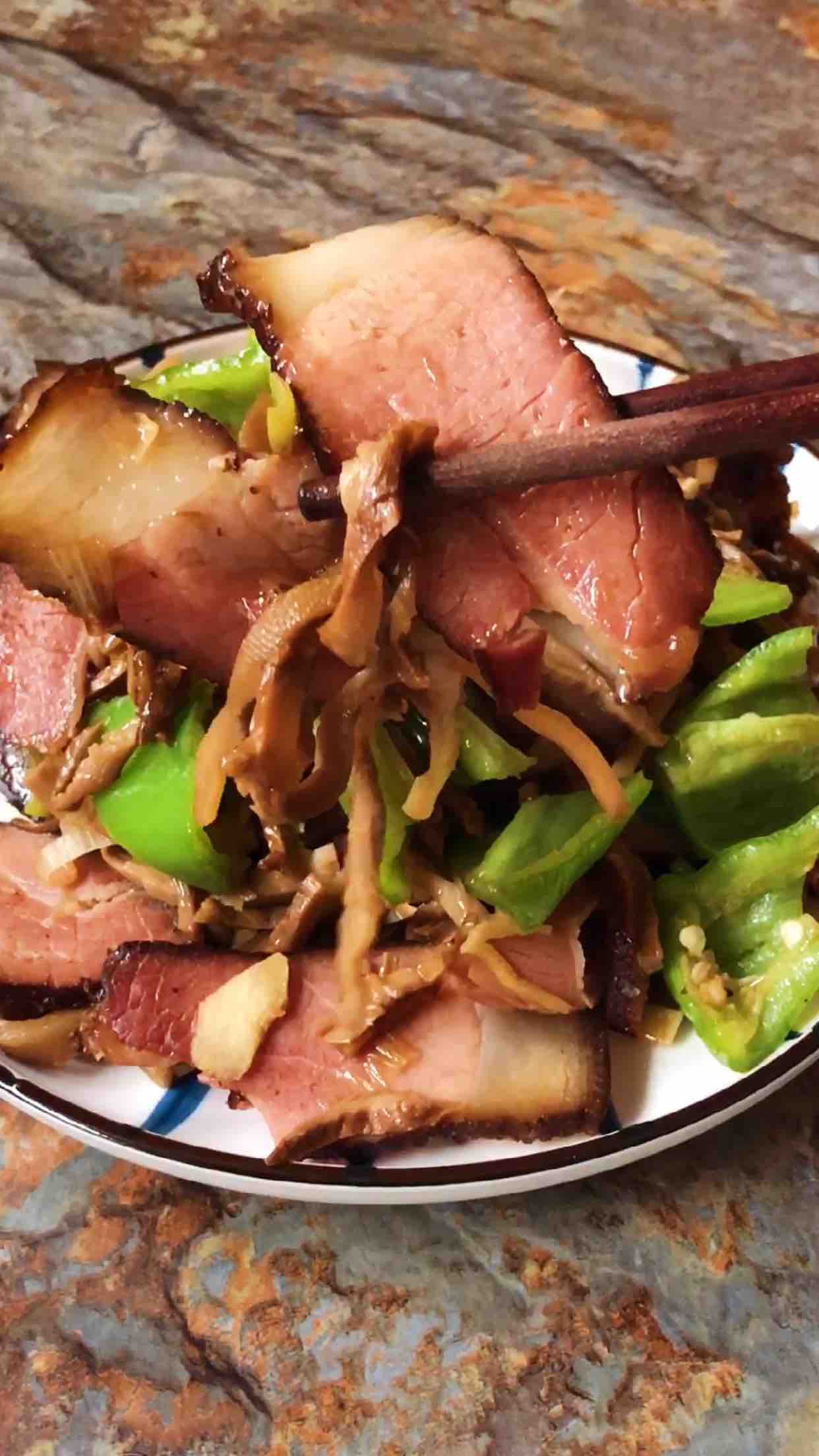臘肉炒油燜筍絲的做法-家常味炒菜譜-易網健康養生網 臘肉炒油燜筍絲的做法-家常味炒菜譜