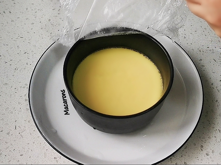 蒸水蛋香滑軟嫩的關鍵是雞蛋與水的比例，一個蛋殼就可以搞定的做法-咸鮮味蒸菜譜