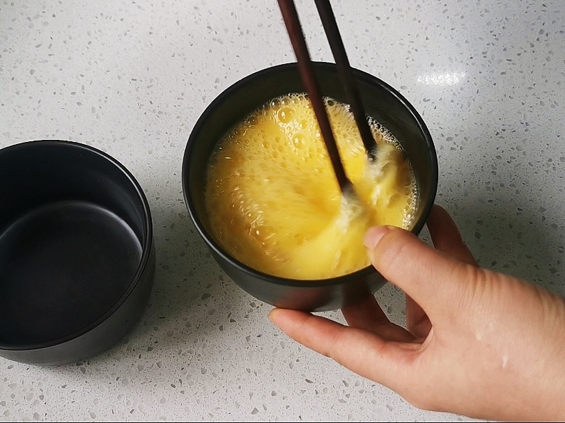 蒸水蛋香滑軟嫩的關鍵是雞蛋與水的比例，一個蛋殼就可以搞定的做法-咸鮮味蒸菜譜