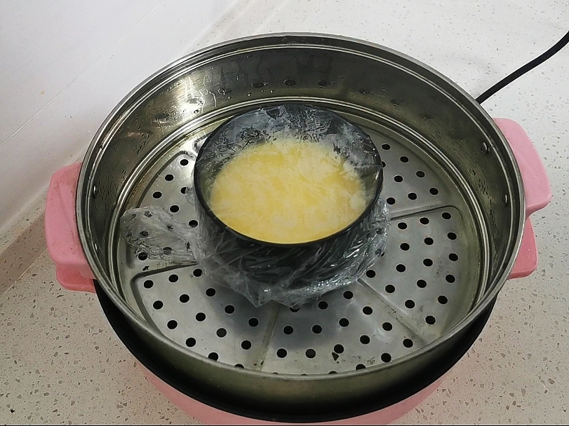 蒸水蛋香滑軟嫩的關鍵是雞蛋與水的比例，一個蛋殼就可以搞定的做法-咸鮮味蒸菜譜