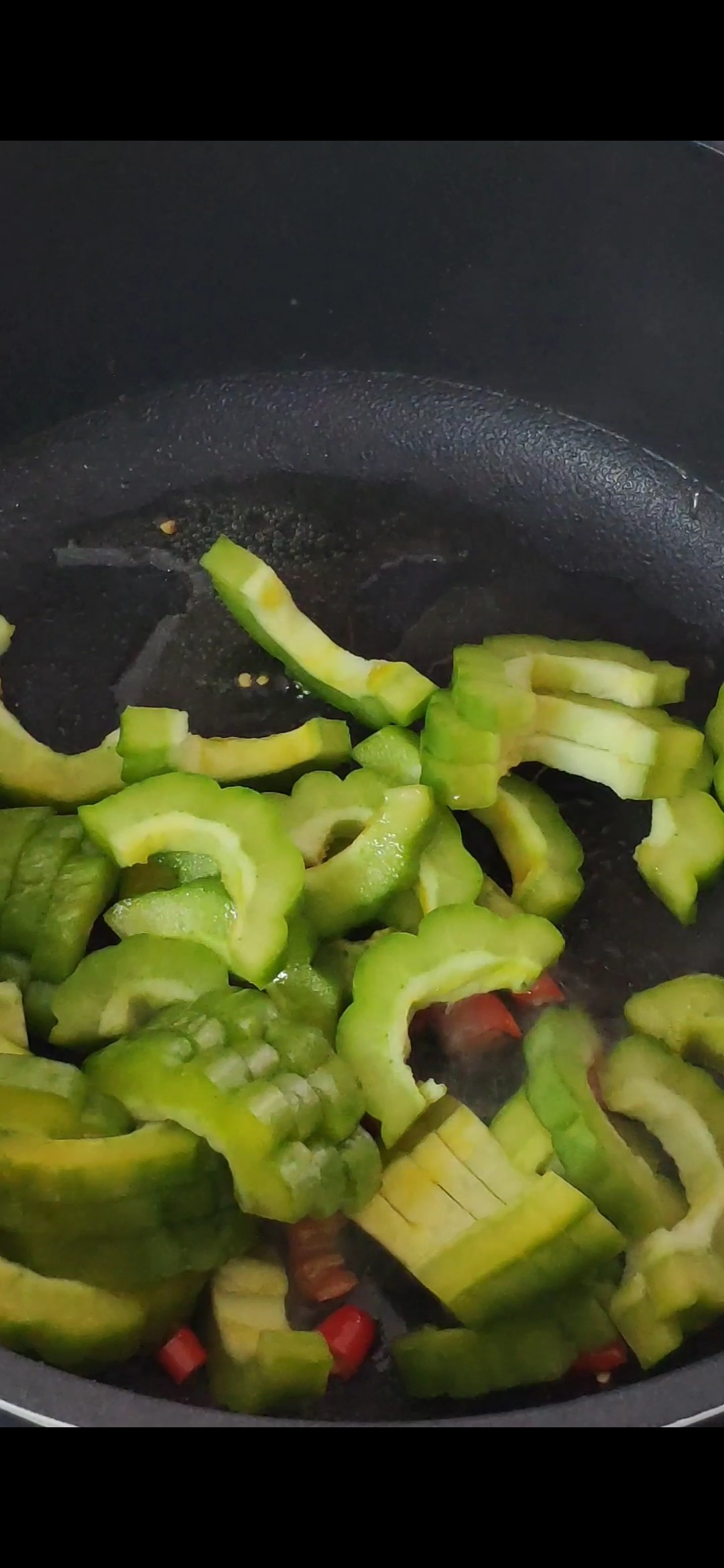辣炒苦瓜，口感爽脆，香辣又下飯的做法-家常味炒菜譜