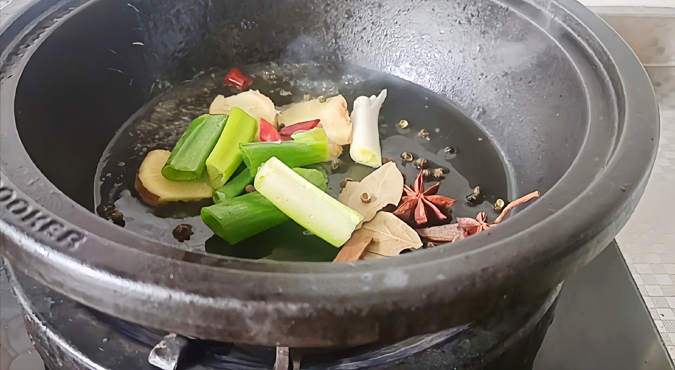 豬蹄這樣做，軟嫩香爛越啃越過癮…腐乳花生燉豬蹄的做法-咸鮮味燉菜譜