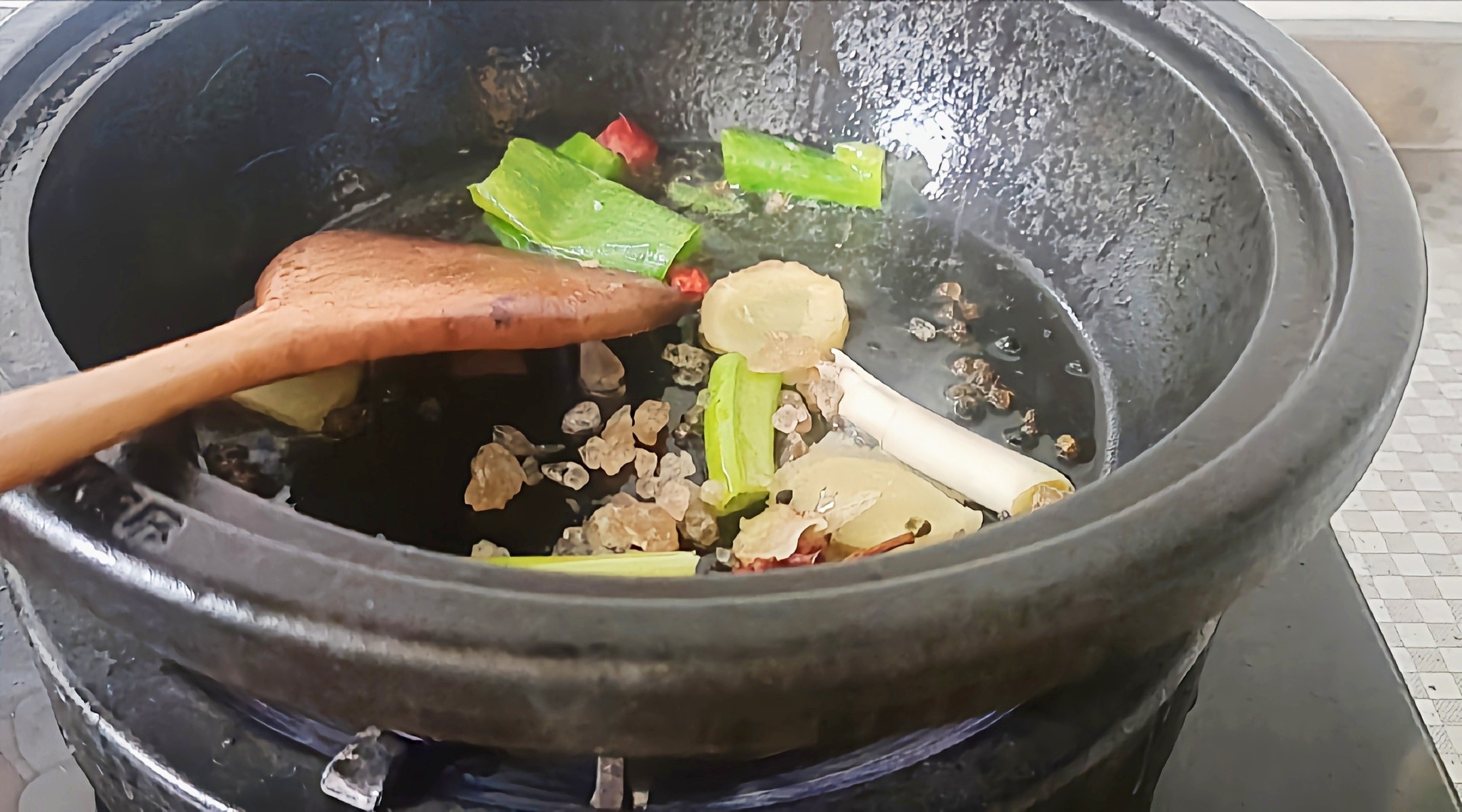 豬蹄這樣做，軟嫩香爛越啃越過癮…腐乳花生燉豬蹄的做法-咸鮮味燉菜譜