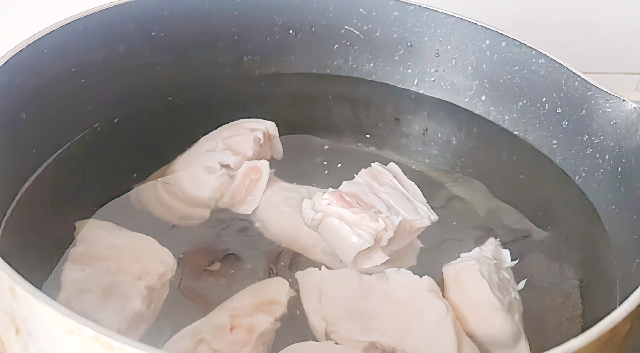 豬蹄這樣做，軟嫩香爛越啃越過癮…腐乳花生燉豬蹄的做法-咸鮮味燉菜譜