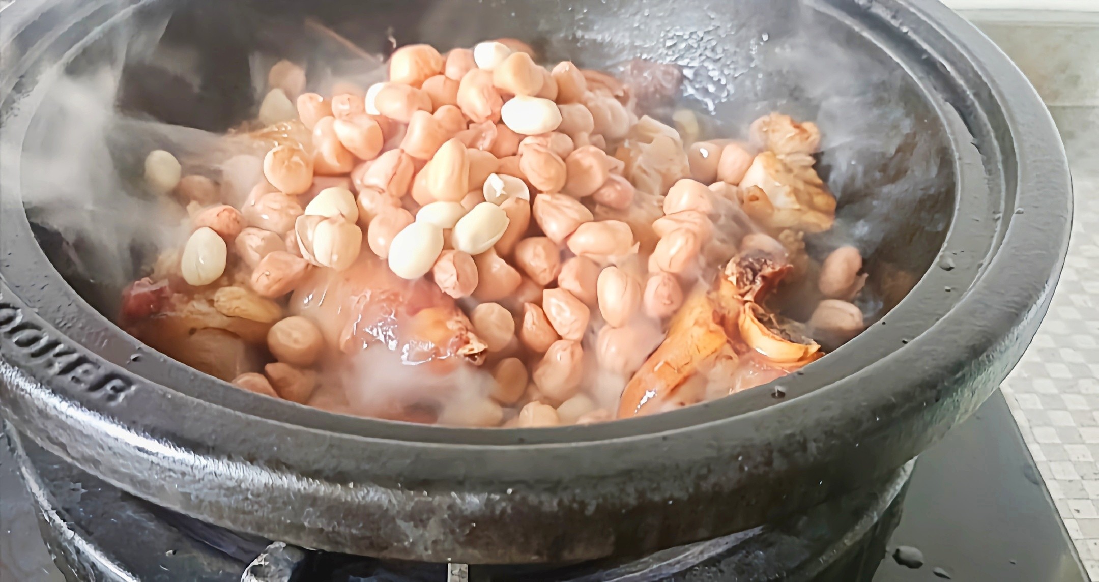 豬蹄這樣做，軟嫩香爛越啃越過癮…腐乳花生燉豬蹄的做法-咸鮮味燉菜譜
