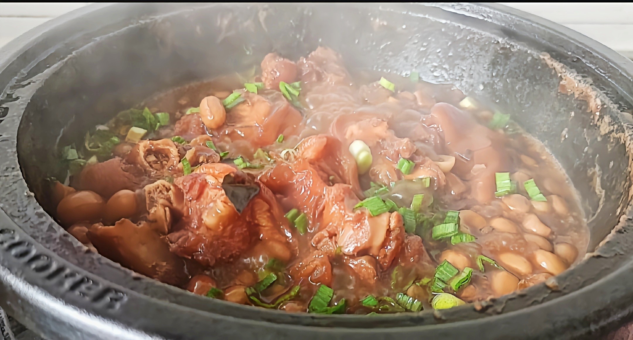豬蹄這樣做，軟嫩香爛越啃越過癮…腐乳花生燉豬蹄的做法-咸鮮味燉菜譜