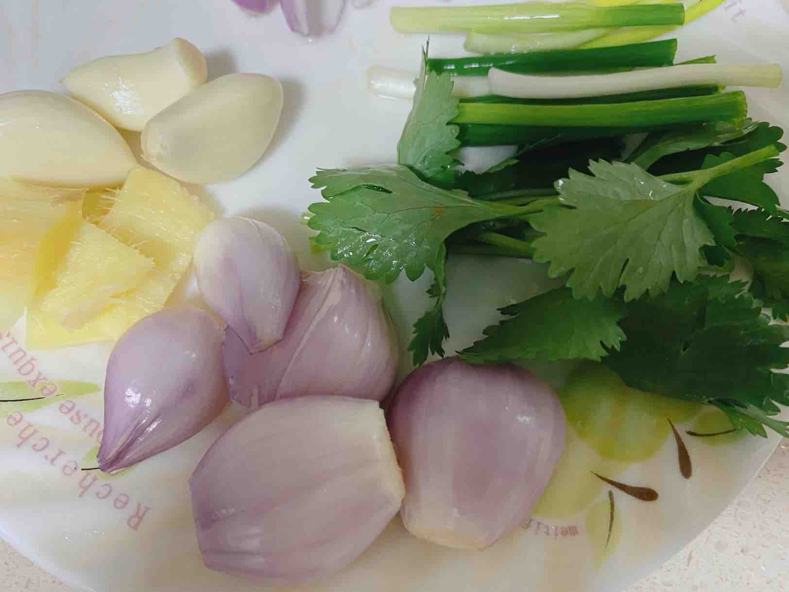 海鮮雞煲的做法-咸鮮味燜菜譜-易網<a href=http://m.aoa7937.com/ target=_blank class=infotextkey>健康養生</a>網 海鮮雞煲的做法-咸鮮味燜菜譜