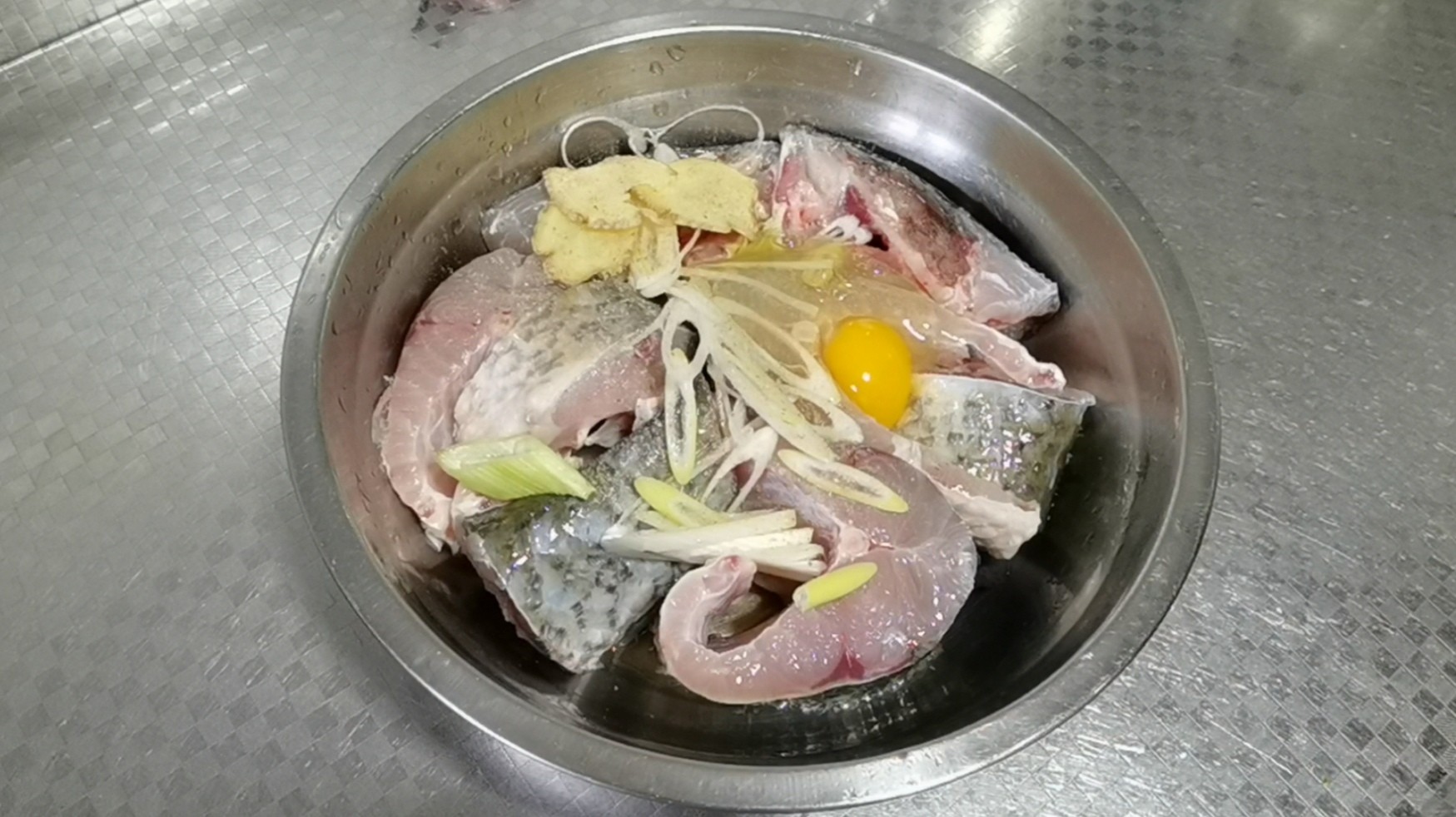 家常侉燉魚(yú),草魚(yú)最入味的烹飪方法的做法-咸鮮味燉菜譜-易網(wǎng)<a href=http://m.aoa7937.com/ target=_blank class=infotextkey>健康養(yǎng)生</a>網(wǎng) 家常侉燉魚(yú),草魚(yú)最入味的烹飪方法的做法-咸鮮味燉菜譜