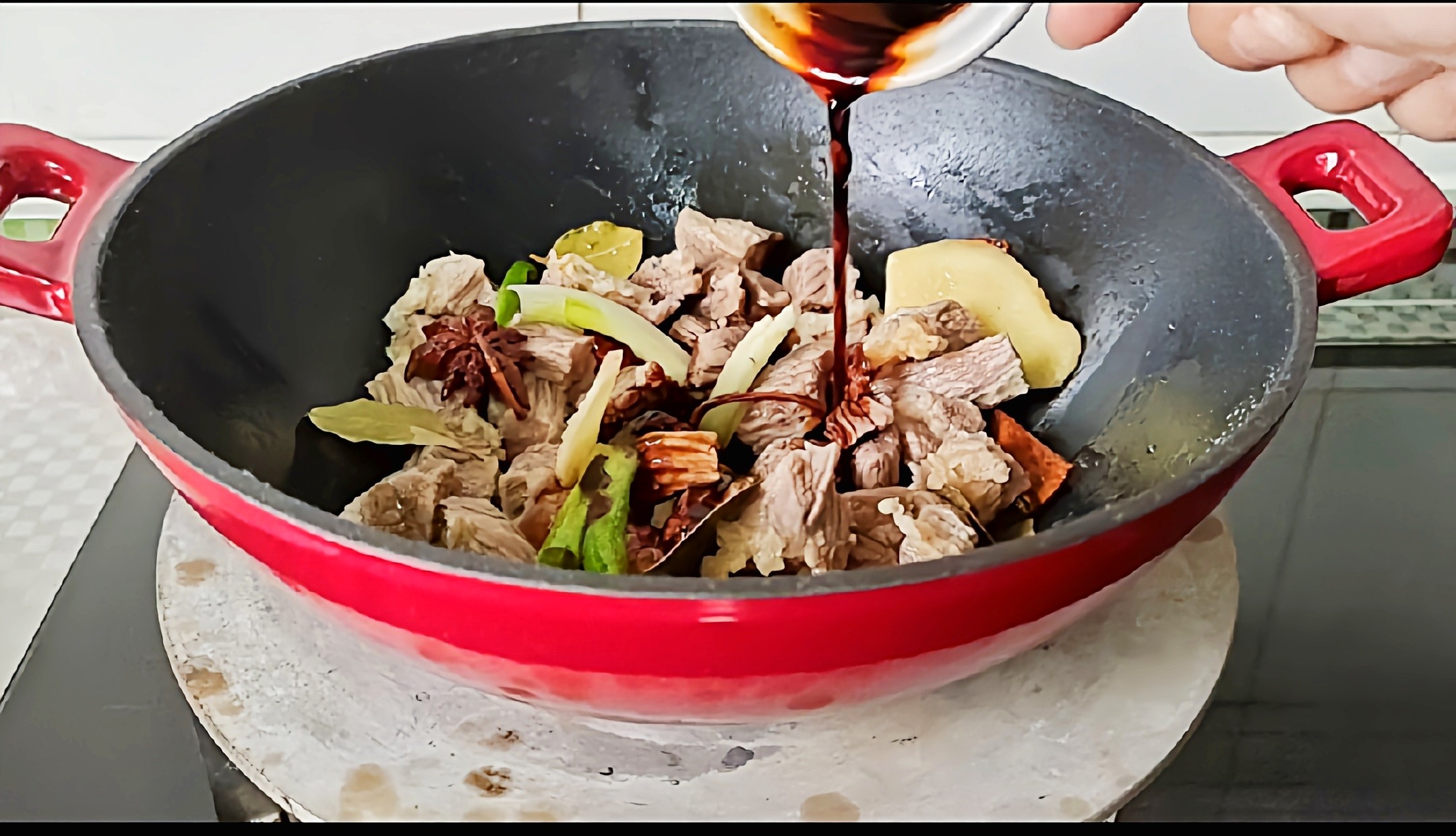 冬季牛肉這樣做,暖身暖胃又滋補…紅燜牛肉鍋的做法-咸鮮味燜菜譜-易網(wǎng)健康養(yǎng)生網(wǎng) 冬季牛肉這樣做,暖身暖胃又滋補…紅燜牛肉鍋的做法-咸鮮味燜菜譜