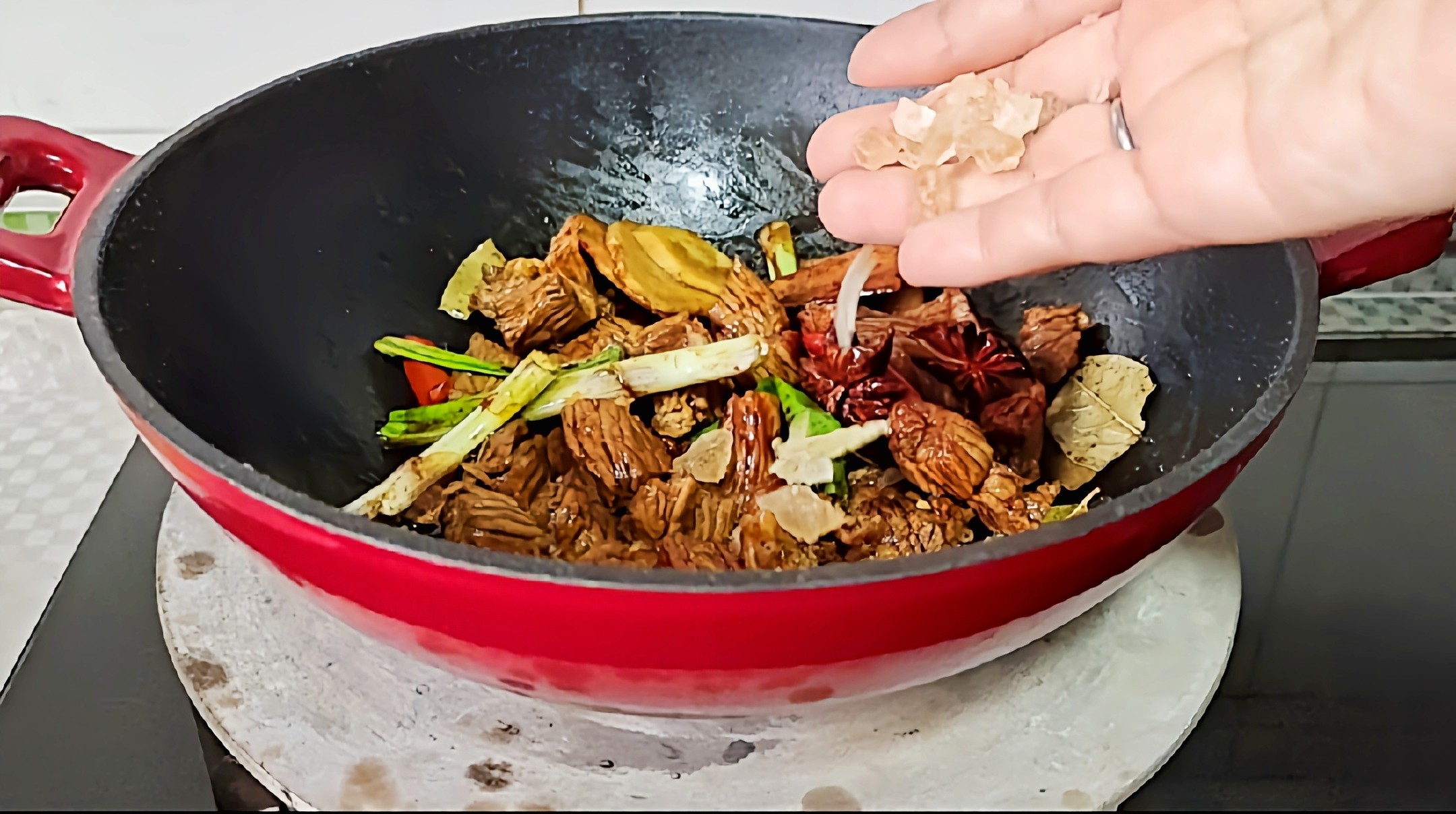 冬季牛肉這樣做,暖身暖胃又滋補…紅燜牛肉鍋的做法-咸鮮味燜菜譜-易網(wǎng)健康養(yǎng)生網(wǎng) 冬季牛肉這樣做,暖身暖胃又滋補…紅燜牛肉鍋的做法-咸鮮味燜菜譜