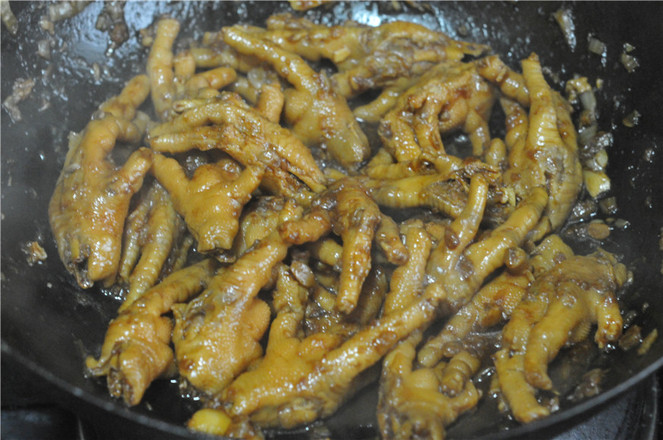 電飯鍋雞爪煲的做法-咸鮮味燒菜譜-易網(wǎng)健康養(yǎng)生網(wǎng) 電飯鍋雞爪煲的做法-咸鮮味燒菜譜
