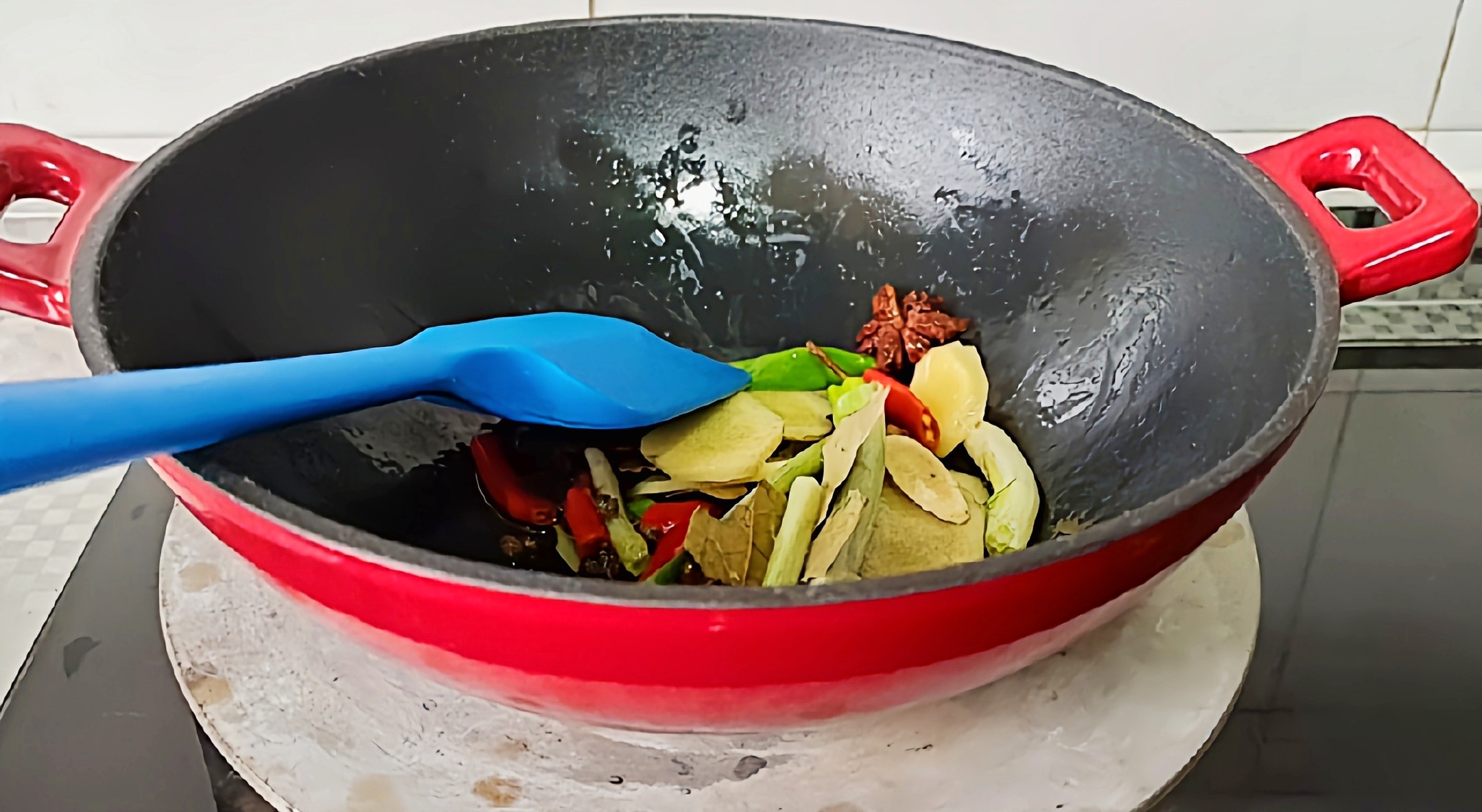 冬季牛肉這樣做,暖身暖胃又滋補…紅燜牛肉鍋的做法-咸鮮味燜菜譜-易網(wǎng)健康養(yǎng)生網(wǎng) 冬季牛肉這樣做,暖身暖胃又滋補…紅燜牛肉鍋的做法-咸鮮味燜菜譜