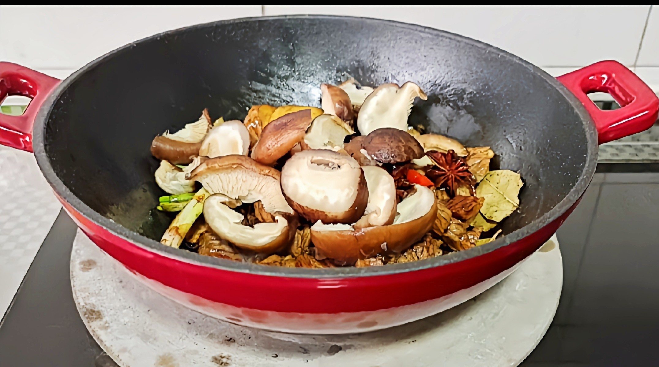 冬季牛肉這樣做,暖身暖胃又滋補…紅燜牛肉鍋的做法-咸鮮味燜菜譜-易網(wǎng)健康養(yǎng)生網(wǎng) 冬季牛肉這樣做,暖身暖胃又滋補…紅燜牛肉鍋的做法-咸鮮味燜菜譜