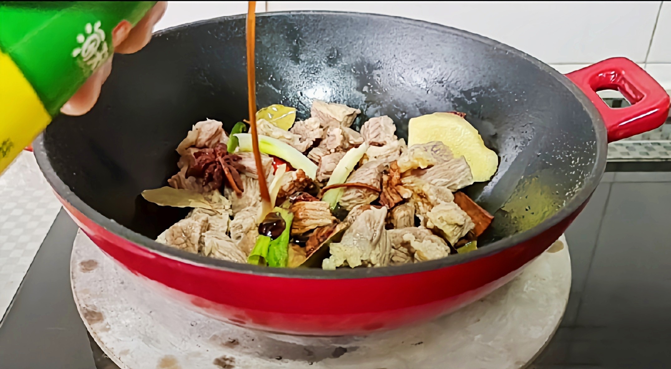 冬季牛肉這樣做,暖身暖胃又滋補…紅燜牛肉鍋的做法-咸鮮味燜菜譜-易網(wǎng)健康養(yǎng)生網(wǎng) 冬季牛肉這樣做,暖身暖胃又滋補…紅燜牛肉鍋的做法-咸鮮味燜菜譜