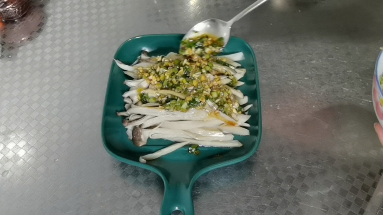 杏鮑菇不炒不燉，這樣做最好吃的做法-家常味拌菜譜