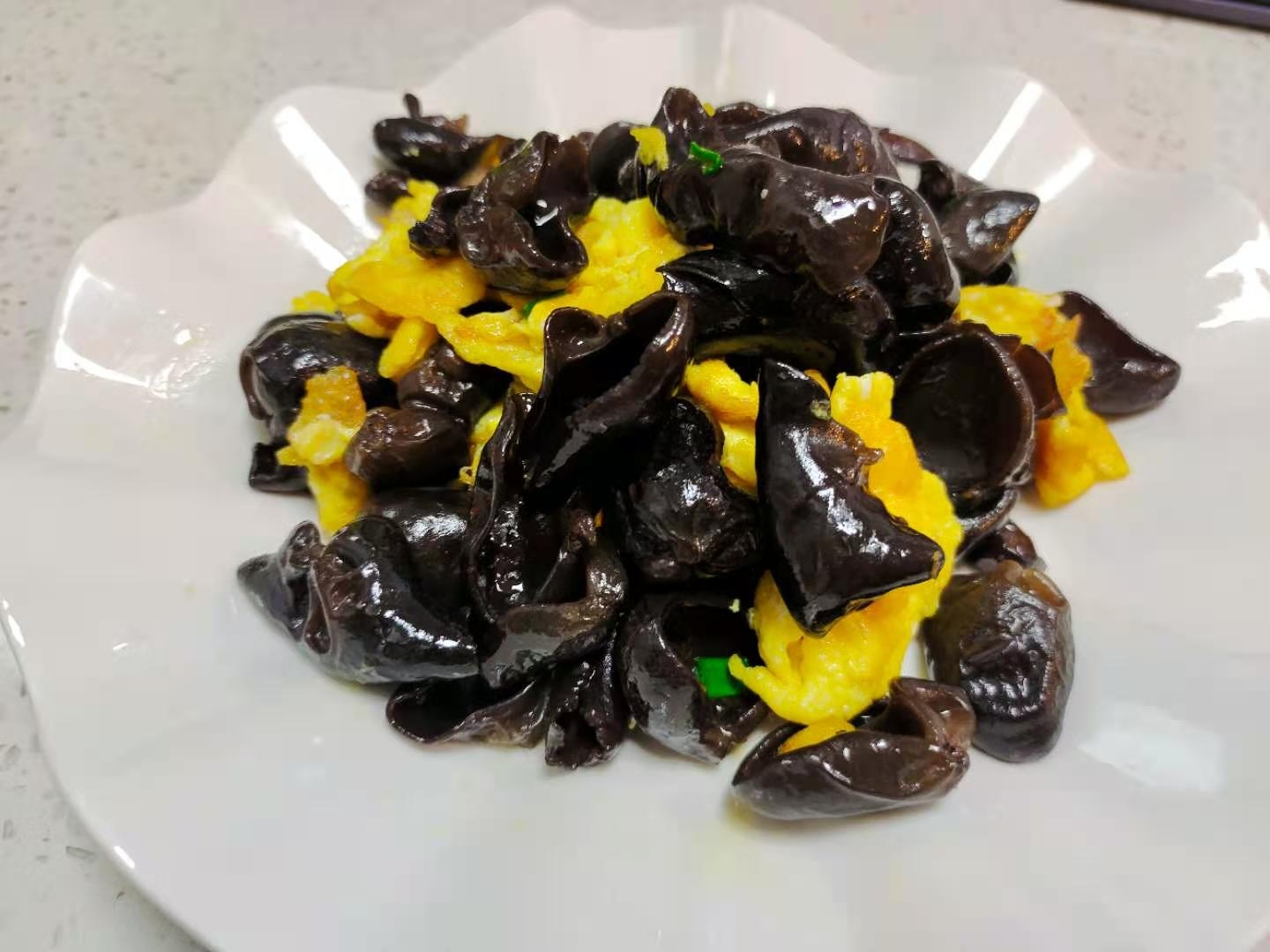 黑黃配-木耳炒雞蛋的做法-咸鮮味炒菜譜-易網健康養生網 黑黃配-木耳炒雞蛋的做法-咸鮮味炒菜譜