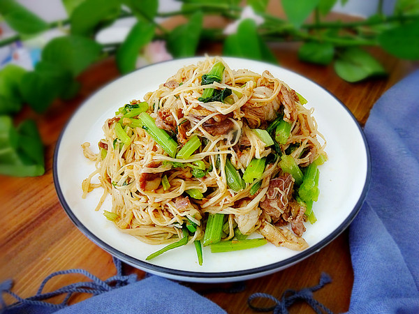 羊肉金針菇炒芹菜的做法-咸鮮味炒菜譜-易網健康養生網 羊肉金針菇炒芹菜的做法-咸鮮味炒菜譜