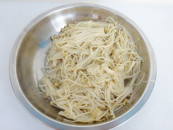 羊肉金針菇炒芹菜的做法-咸鮮味炒菜譜-易網健康養生網 羊肉金針菇炒芹菜的做法-咸鮮味炒菜譜