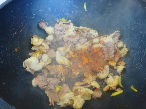 羊肉金針菇炒芹菜的做法-咸鮮味炒菜譜-易網健康養生網 羊肉金針菇炒芹菜的做法-咸鮮味炒菜譜