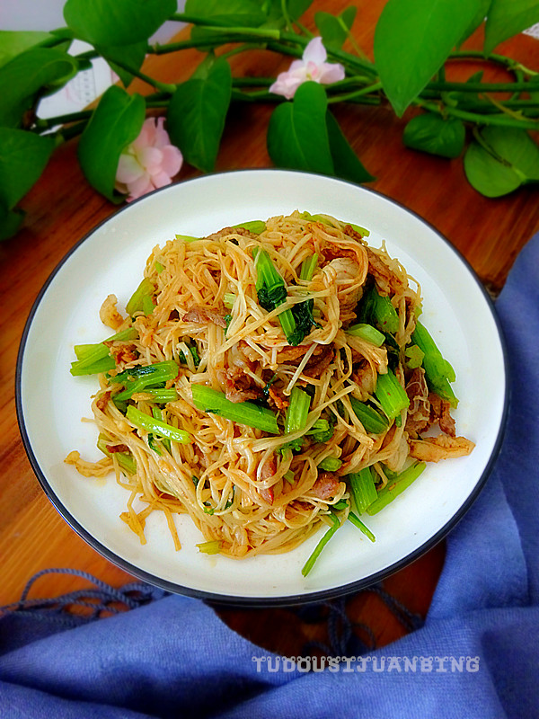 羊肉金針菇炒芹菜的做法-咸鮮味炒菜譜-易網健康養生網 羊肉金針菇炒芹菜的做法-咸鮮味炒菜譜