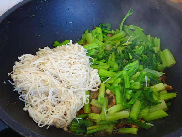 羊肉金針菇炒芹菜的做法-咸鮮味炒菜譜-易網健康養生網 羊肉金針菇炒芹菜的做法-咸鮮味炒菜譜