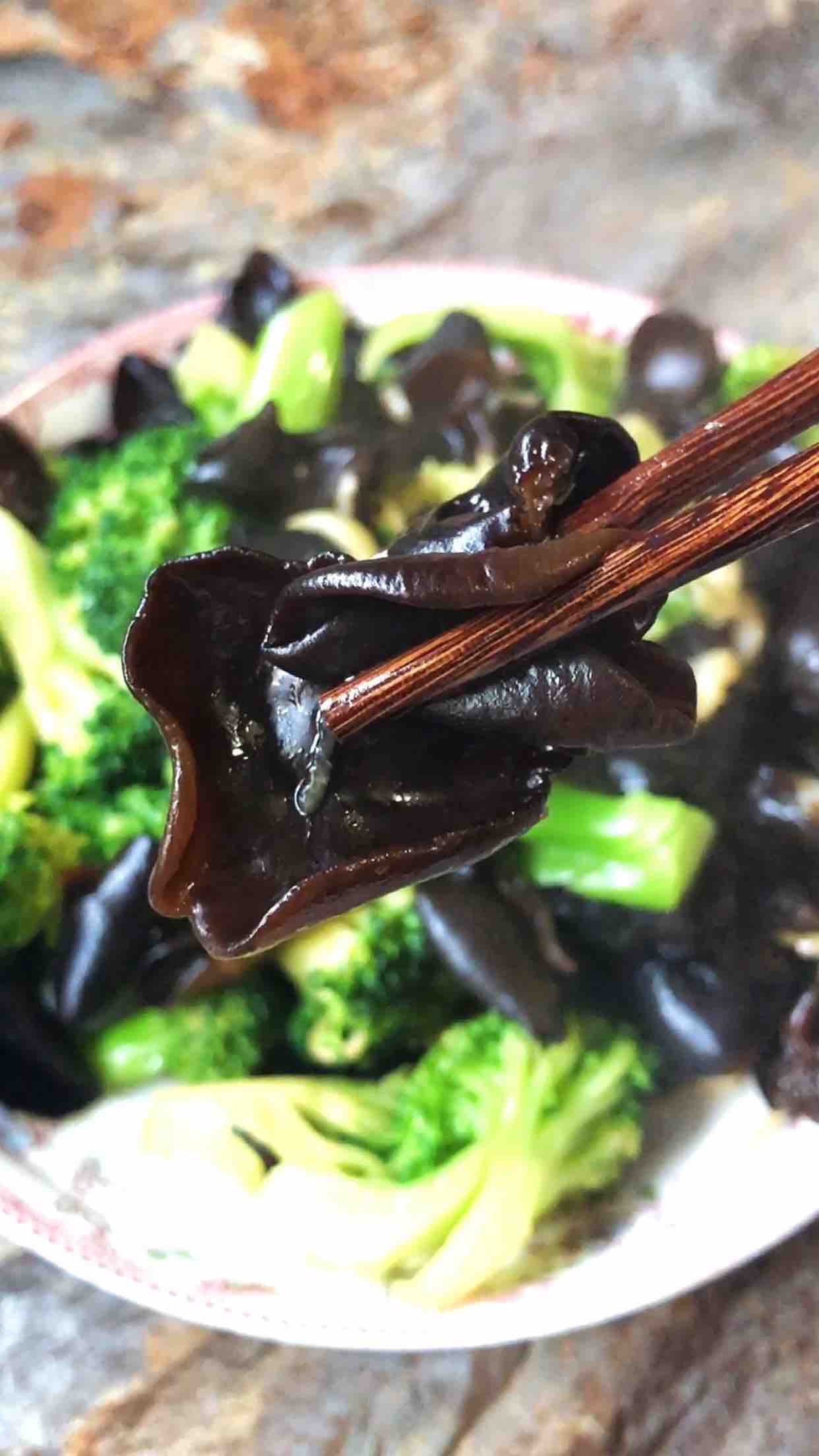 西蘭花炒木耳的做法-咸鮮味炒菜譜-易網(wǎng)健康養(yǎng)生網(wǎng) 西蘭花炒木耳的做法-咸鮮味炒菜譜