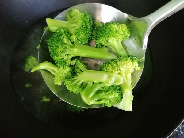 西藍花圣誕樹的做法-家常味蒸菜譜-易網健康養生網 西藍花圣誕樹的做法-家常味蒸菜譜
