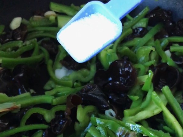 脆爽清口，營養下飯的青椒木耳炒雞蛋的做法-家常味炒菜譜