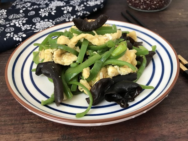 脆爽清口，營養下飯的青椒木耳炒雞蛋的做法-家常味炒菜譜