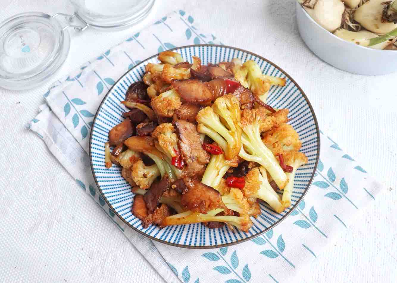 花菜炒臘肉的做法-家常味炒菜譜-易網(wǎng)健康養(yǎng)生網(wǎng) 花菜炒臘肉的做法-家常味炒菜譜