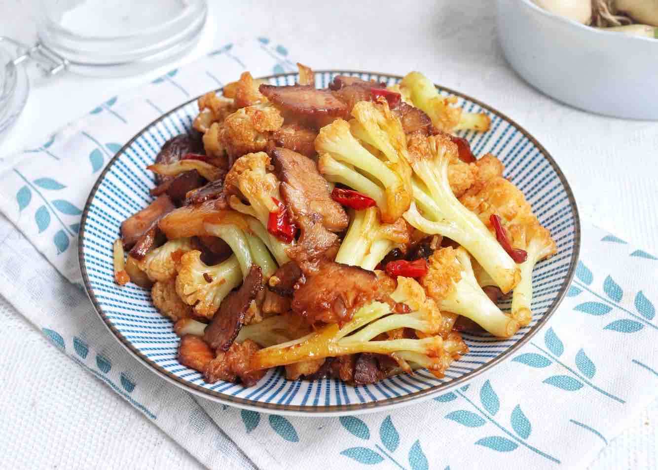 花菜炒臘肉的做法-家常味炒菜譜-易網(wǎng)健康養(yǎng)生網(wǎng) 花菜炒臘肉的做法-家常味炒菜譜
