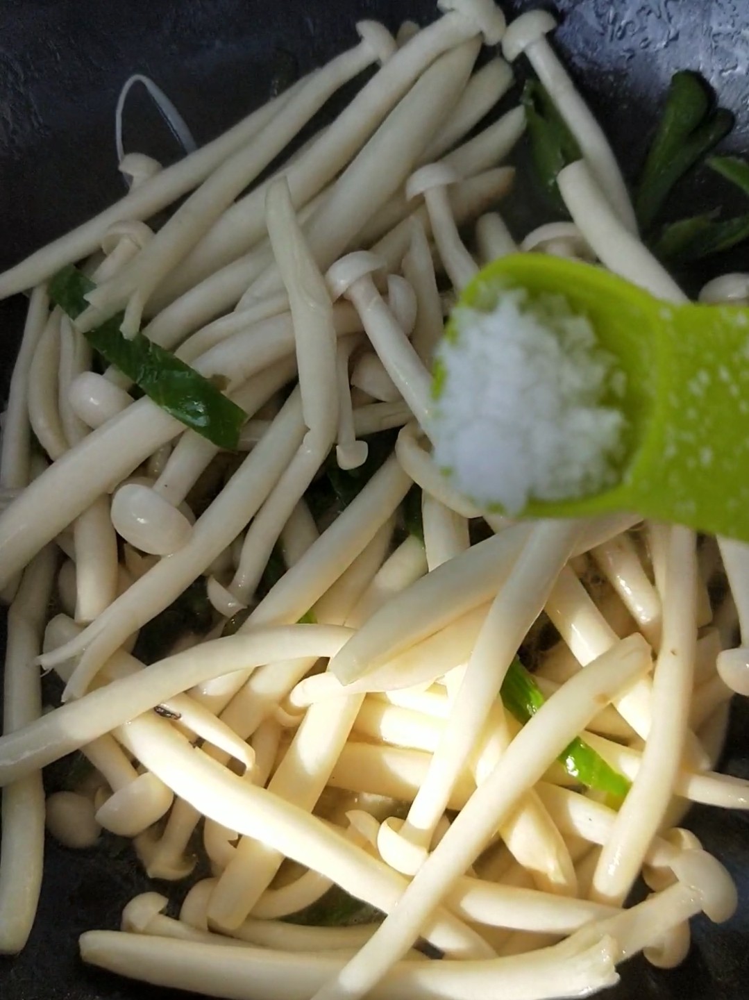 素炒海鮮菇的做法-家常味炒菜譜