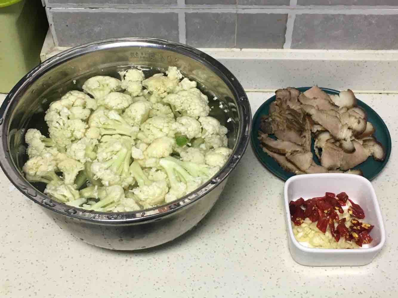 花菜炒臘肉的做法-家常味炒菜譜-易網(wǎng)<a href=http://m.aoa7937.com/ target=_blank class=infotextkey>健康養(yǎng)生</a>網(wǎng) 花菜炒臘肉的做法-家常味炒菜譜