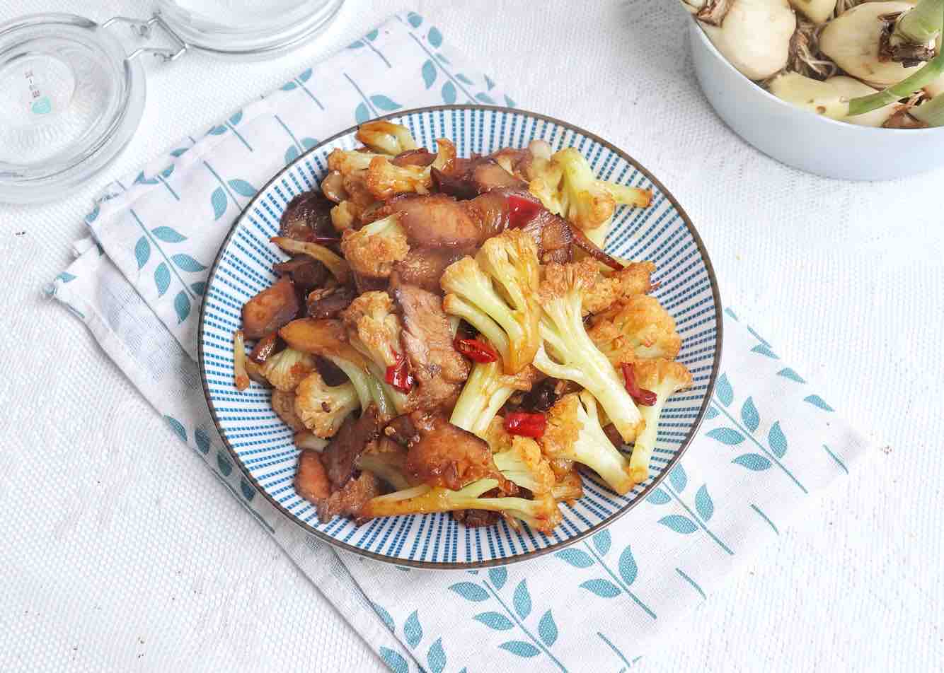 花菜炒臘肉的做法-家常味炒菜譜-易網(wǎng)健康養(yǎng)生網(wǎng) 花菜炒臘肉的做法-家常味炒菜譜