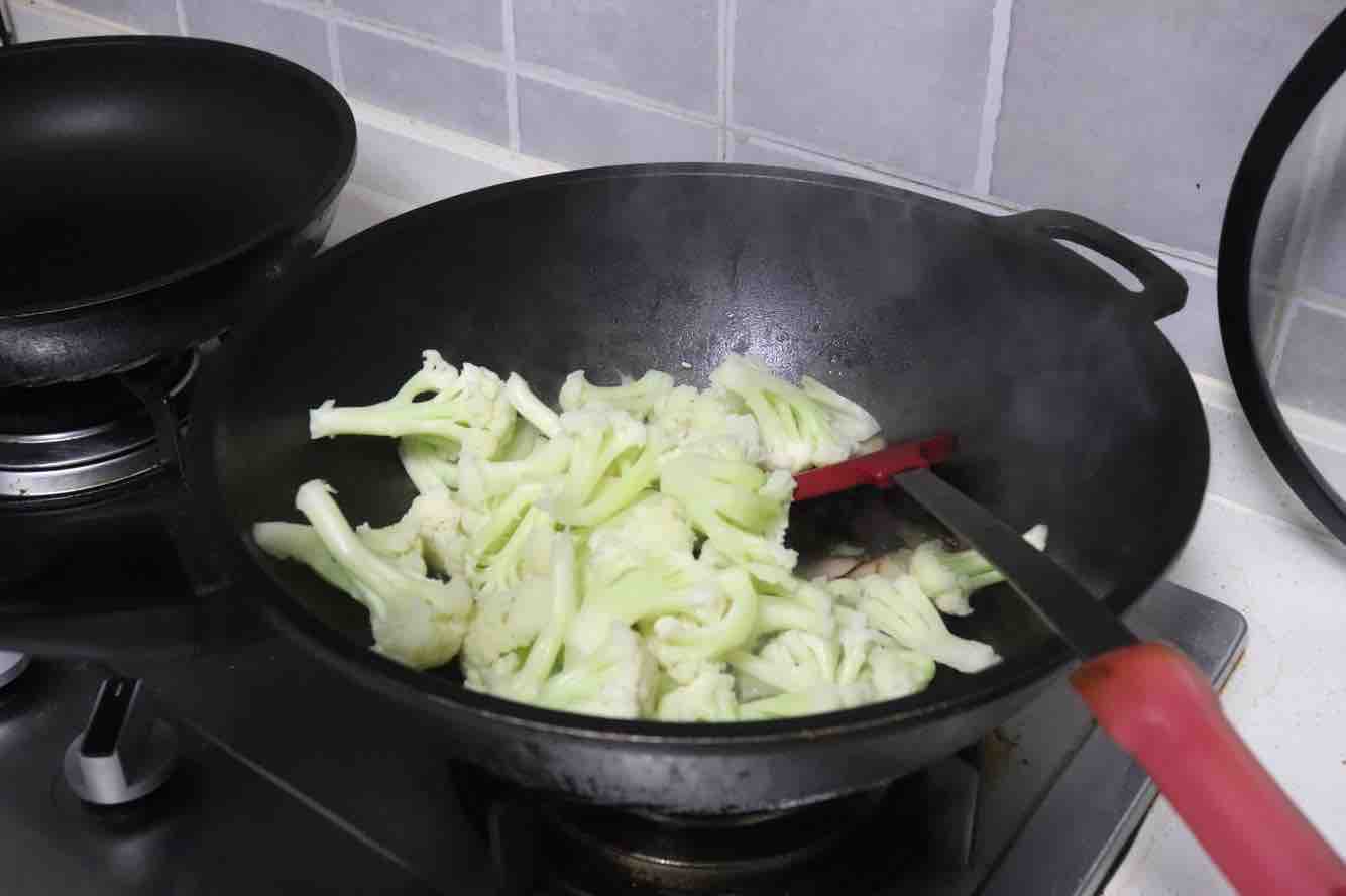 花菜炒臘肉的做法-家常味炒菜譜-易網(wǎng)健康養(yǎng)生網(wǎng) 花菜炒臘肉的做法-家常味炒菜譜