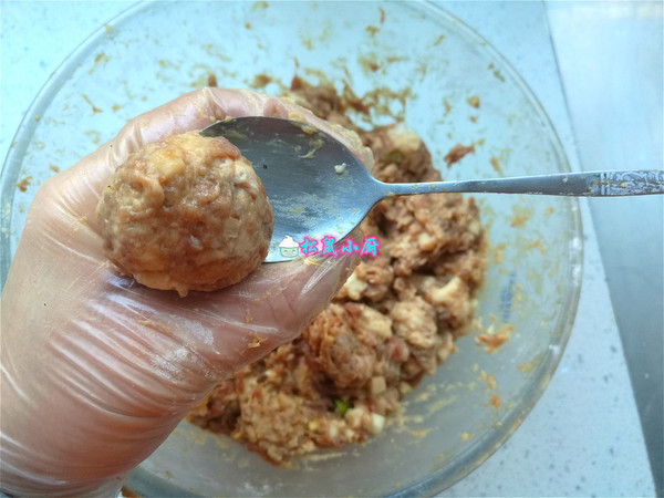 #冬至大如年#一口一個，焦脆鮮香的牛肉丸子的做法-家常味炸菜譜