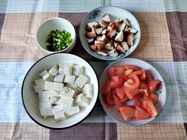 番茄香菇燴豆腐的做法-咸鮮味煮菜譜