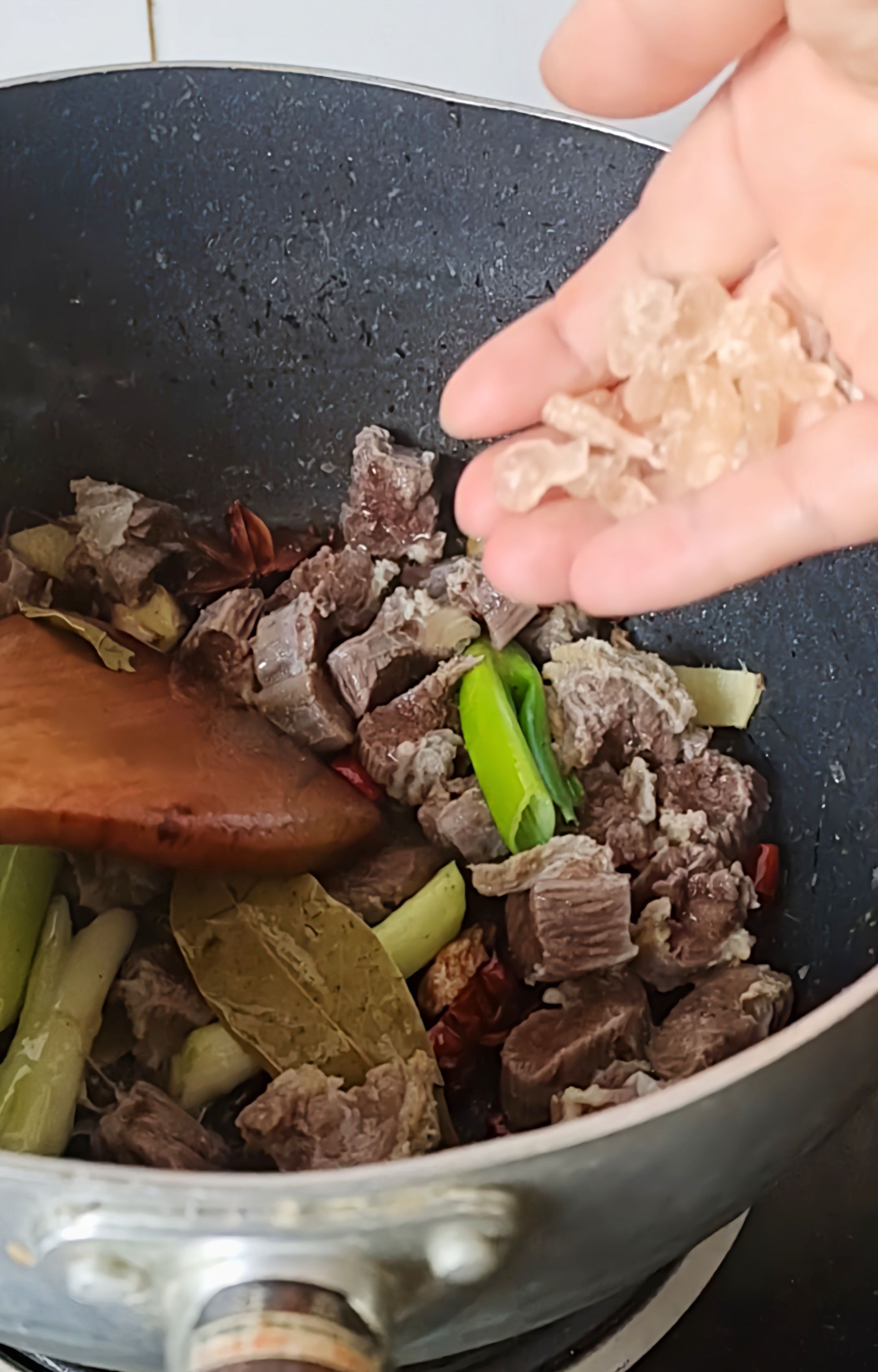 最家常的冬季暖鍋，百吃不厭~白菜粉條牛肉鍋的做法-咸鮮味煮菜譜