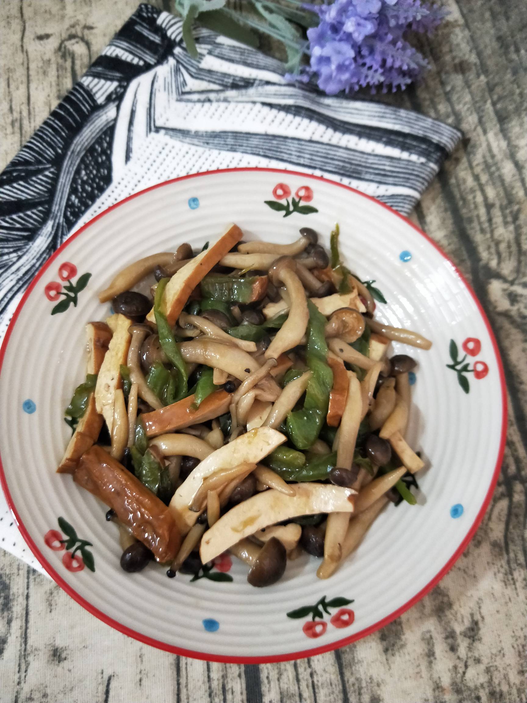 香干蟹味菇的做法-家常味炒菜譜-易網(wǎng)健康養(yǎng)生網(wǎng) 香干蟹味菇的做法-家常味炒菜譜