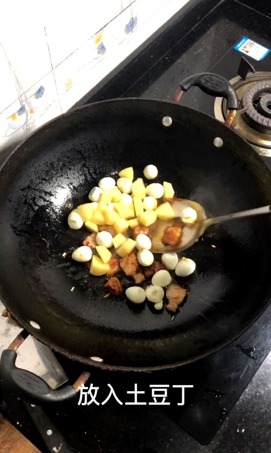 鵪鶉蛋與土豆碰撞的感覺的做法-醬香味燒菜譜-易網(wǎng)健康養(yǎng)生網(wǎng) 鵪鶉蛋與土豆碰撞的感覺的做法-醬香味燒菜譜