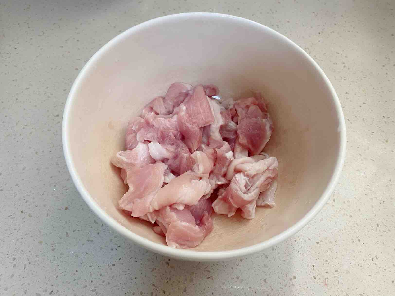 腐皮黃豆醬蒸豬板筋的做法-家常味蒸菜譜-易網<a href=http://m.aoa7937.com/ target=_blank class=infotextkey>健康養生</a>網 腐皮黃豆醬蒸豬板筋的做法-家常味蒸菜譜