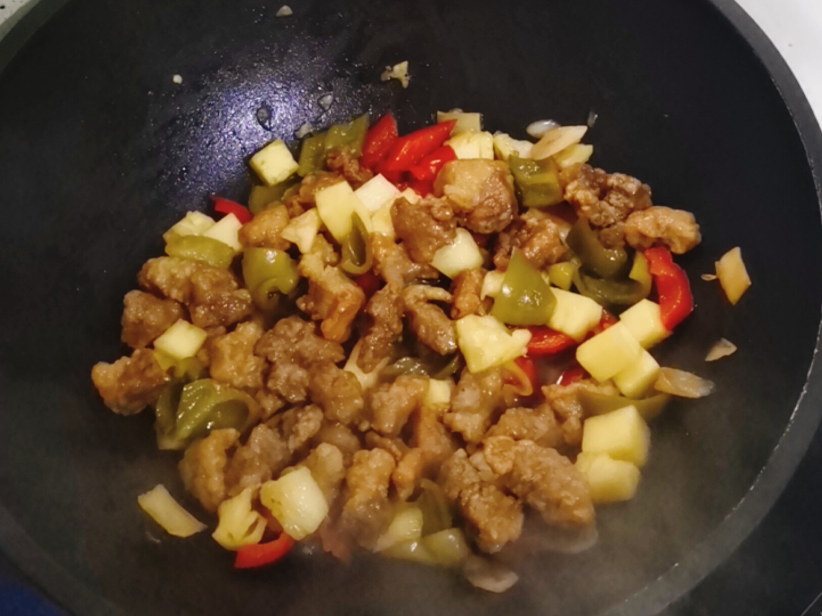 酸甜可口的菠蘿咕咾肉,全家都愛吃的做法-酸甜味炒菜譜-易網健康養生網 酸甜可口的菠蘿咕咾肉,全家都愛吃的做法-酸甜味炒菜譜
