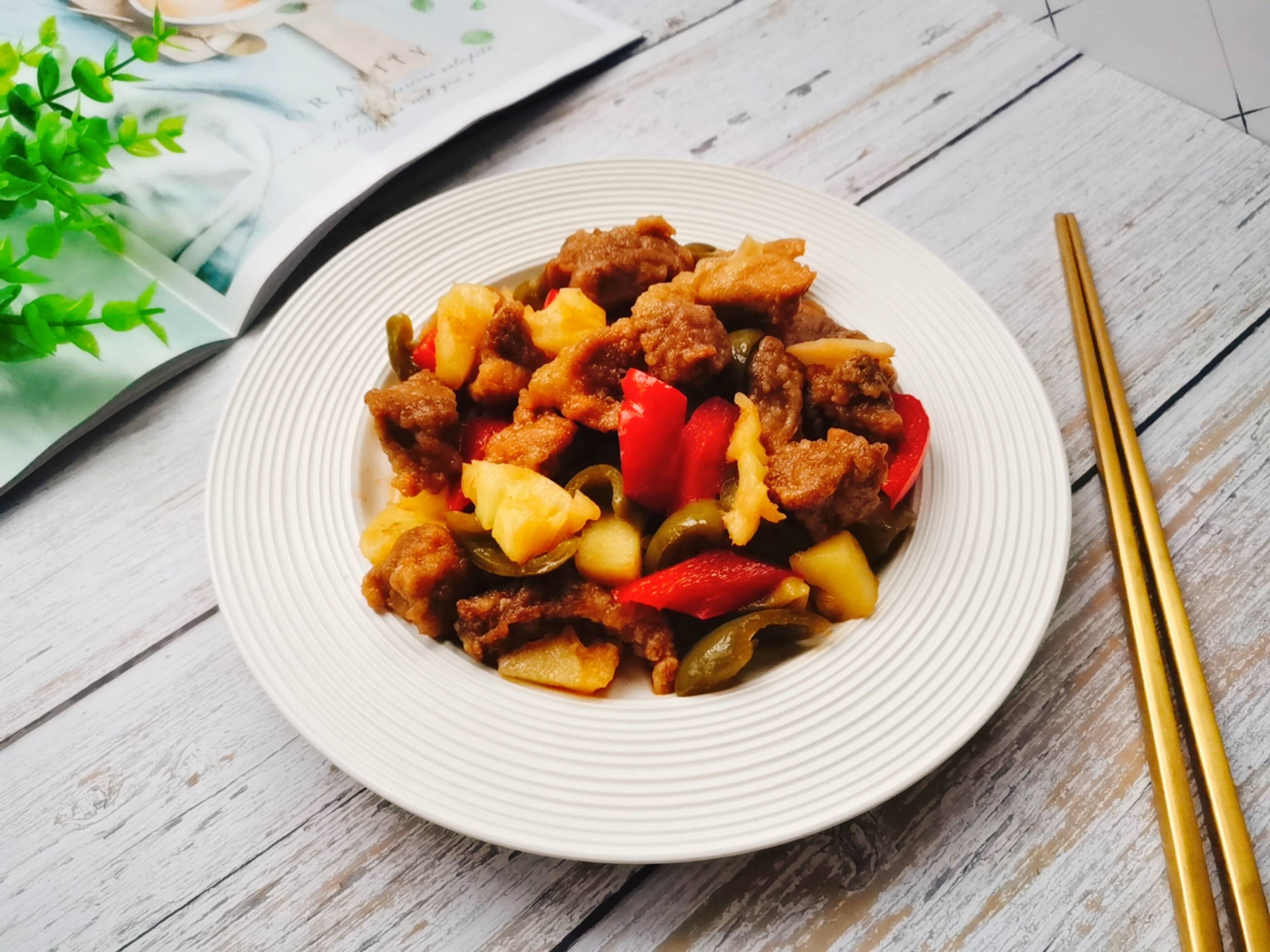 酸甜可口的菠蘿咕咾肉,全家都愛吃的做法-酸甜味炒菜譜-易網健康養生網 酸甜可口的菠蘿咕咾肉,全家都愛吃的做法-酸甜味炒菜譜